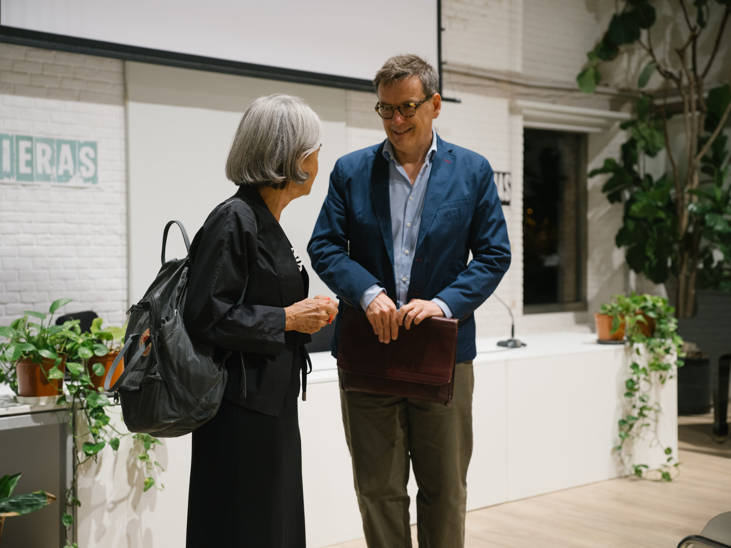Mª José Estebán, una participante del club de lectura, con Andreas Janousch, el director del Instituto Confucio de Madrid