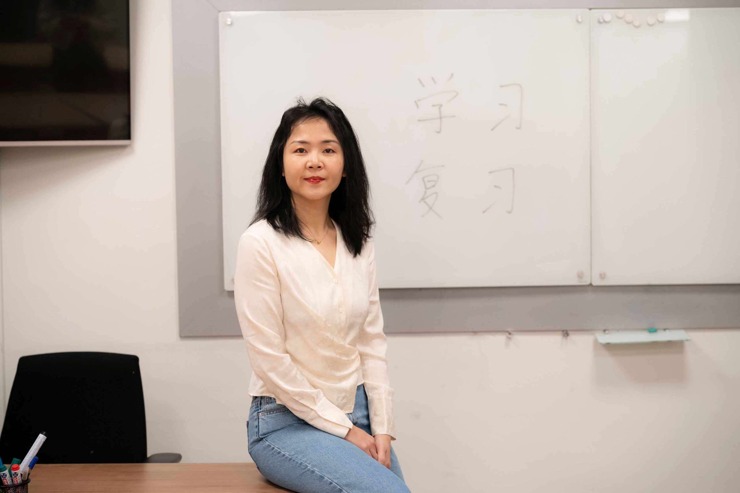 20251211-profesora-de-chino-Pei-Ziyi-dando-clase-web