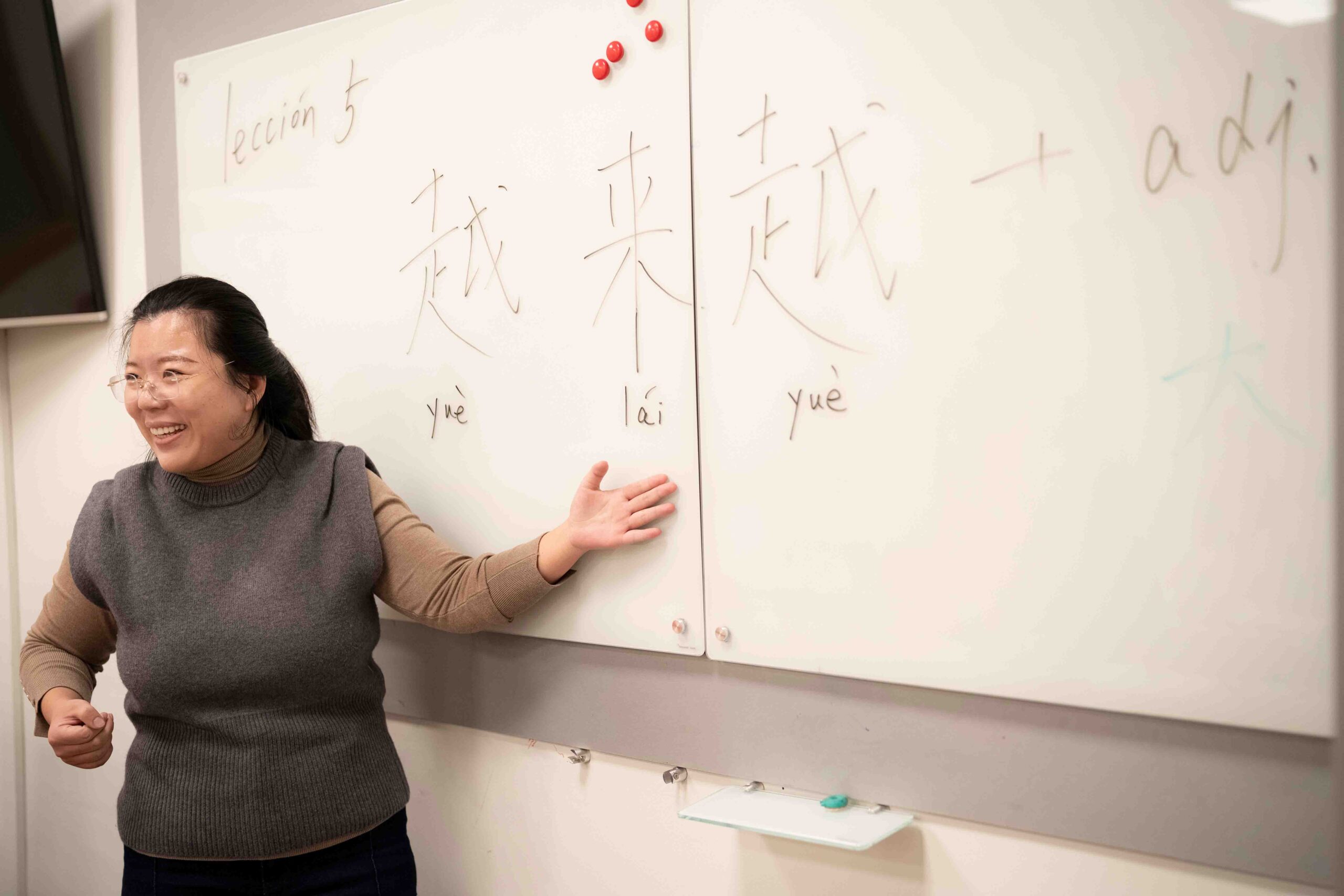 20251211-profesora-de-chino-Bai-Yue-dando-clase (1)-web
