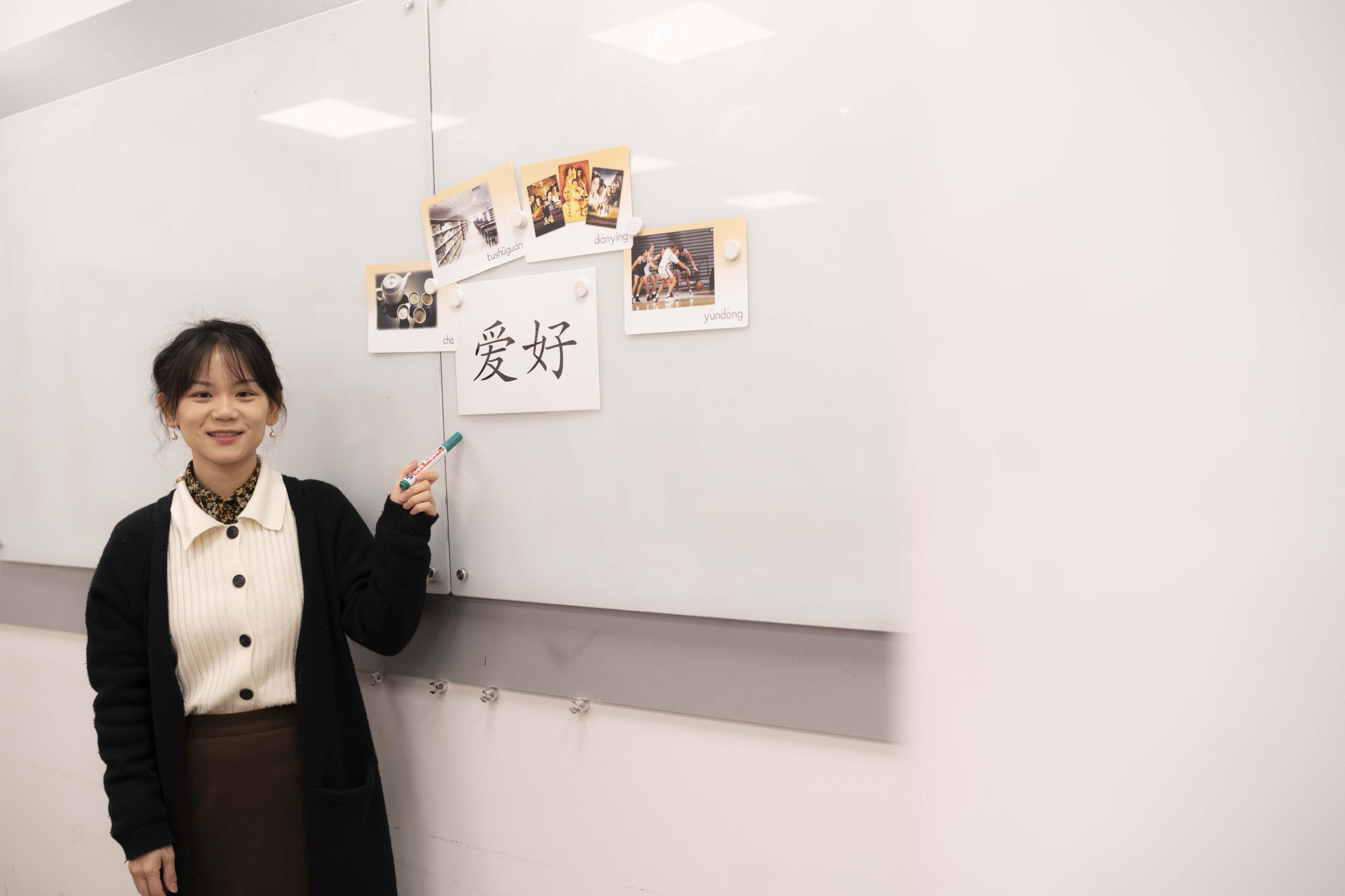 20251211-profesora-de-chino-Li-Zhongxia-dando-clase-con-fotos-web